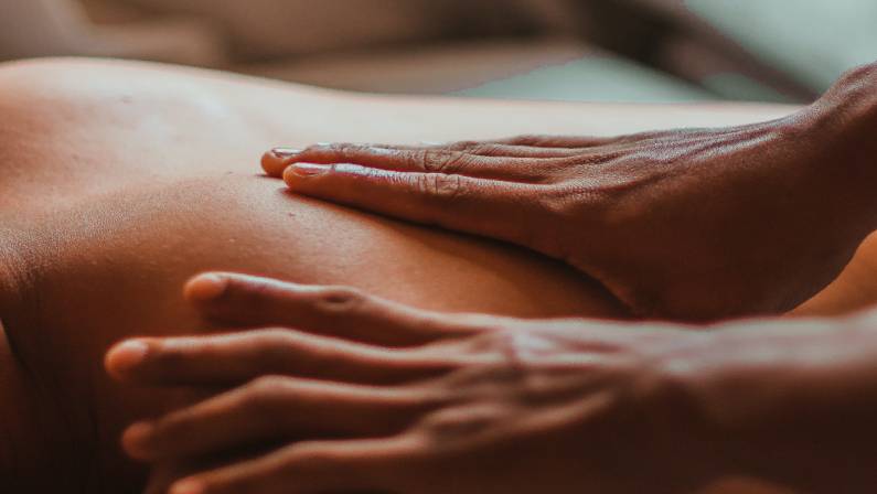 Thai Massage Vs Deep Tissue Massage Pros and Cons